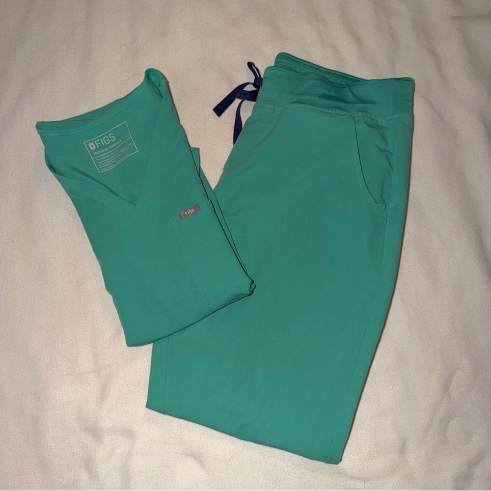 Figs Women’s Surgical Green Scrub Set